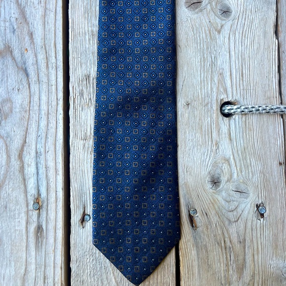 Brooks Brothers Navy & Gold Geometric Silk Tie – Made in USA w/ Italian Fabric - Picture 12 of 13